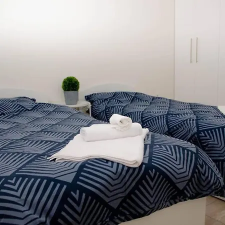 Super Luxurious & Spacious Designer Apartment. شقة