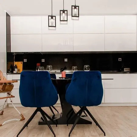 Super Luxurious & Spacious Designer Apartment. ستارا زاغورا