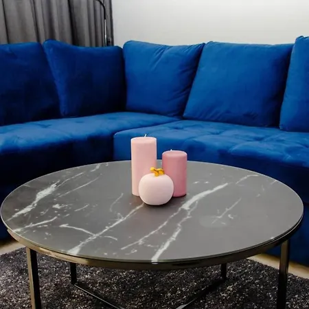Super Luxurious & Spacious Designer Apartment. شقة