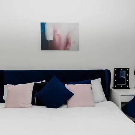 شقة Super Luxurious & Spacious Designer Apartment.