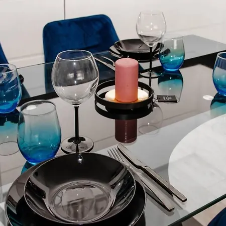 Super Luxurious & Spacious Designer Apartment. شقة *