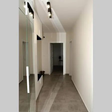 Super Luxurious & Spacious Designer Apartment. * ستارا زاغورا